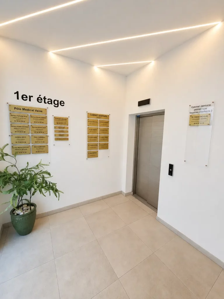 Hall d’entrée du Pôle Médical Vaise avec ascenseur et plaques professionnelles