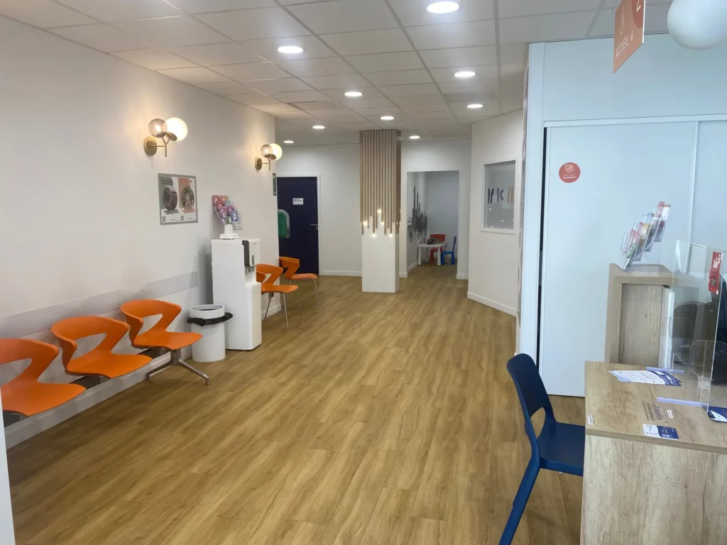 Salle d’attente du laboratoire Eurofins Rochecardon à Lyon 9e